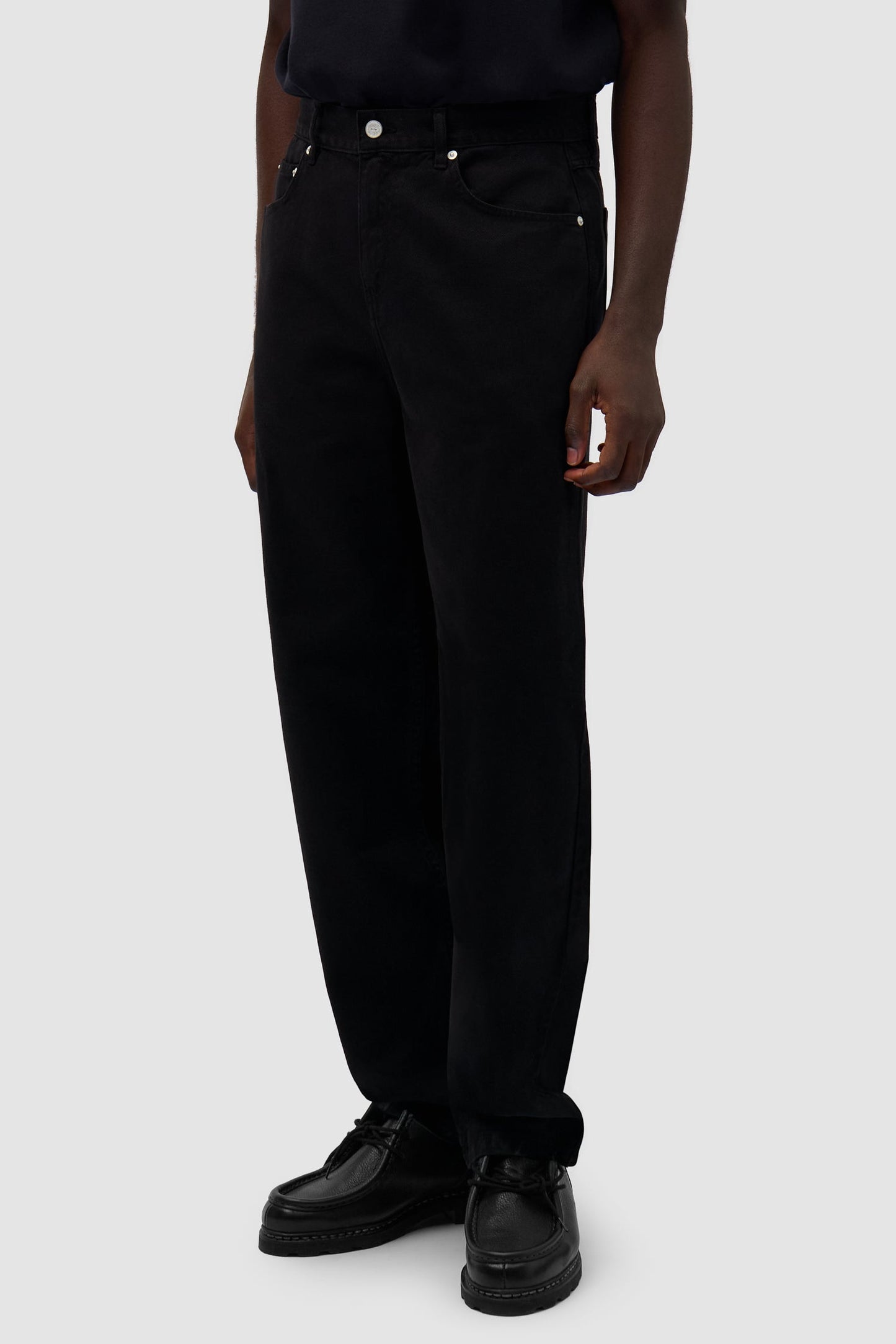 Look complet avec le pantalon imprimé noir RADAR – silhouette streetwear.