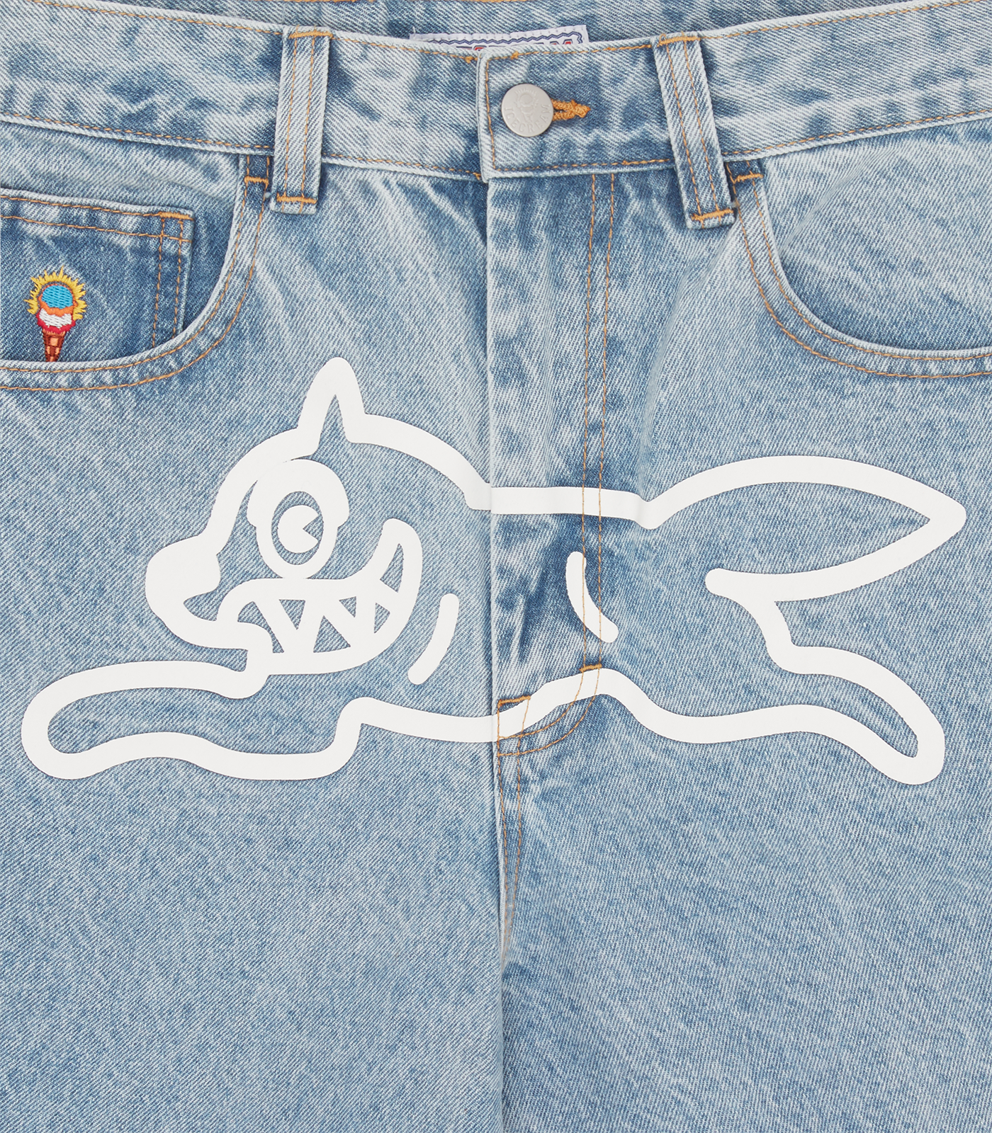 Détail du logo et tissu denim effet heavy wash sur le jean Scoop.
