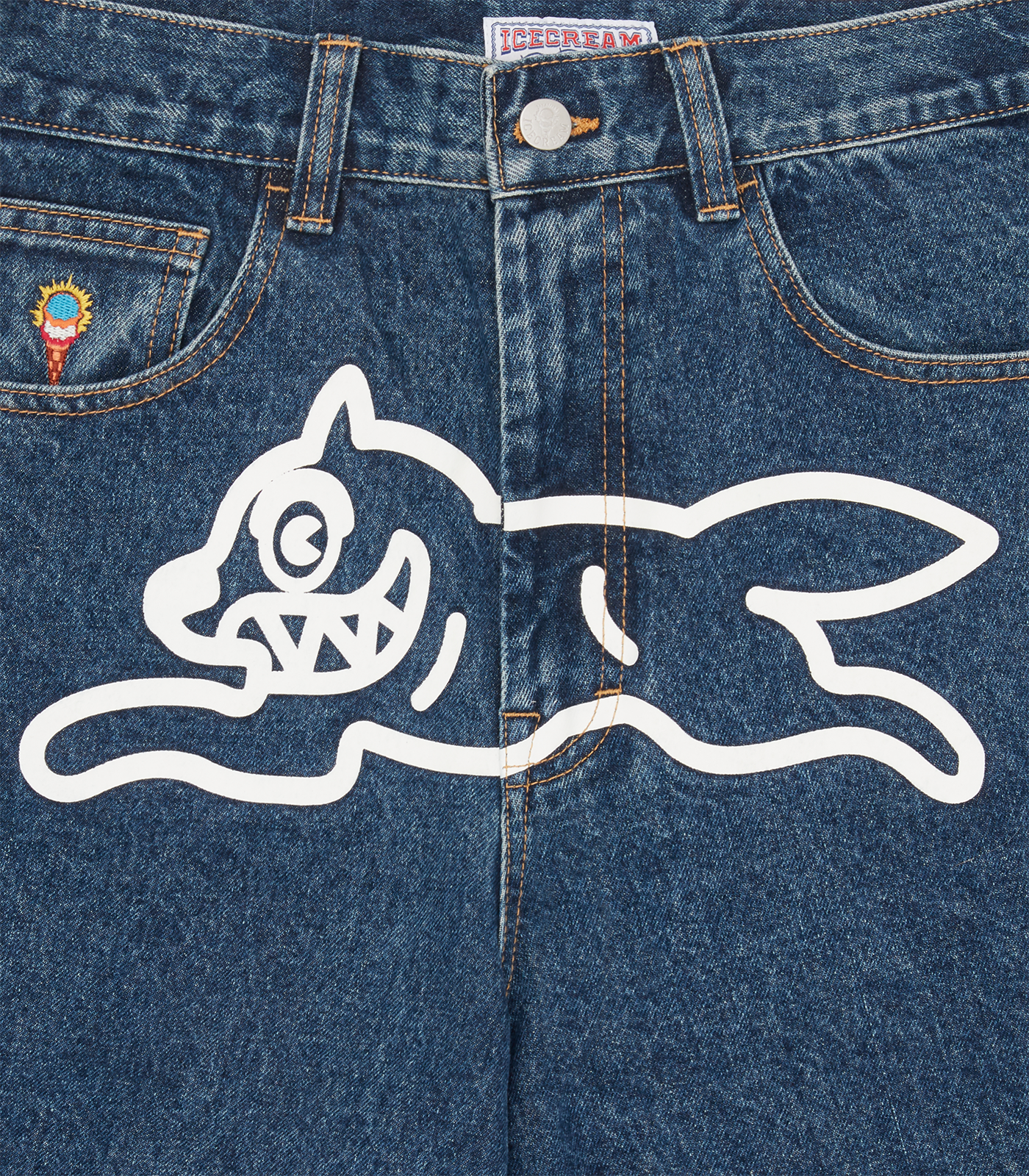 Détail couture jean mid washed,tissu denim bleu doux et résistant.