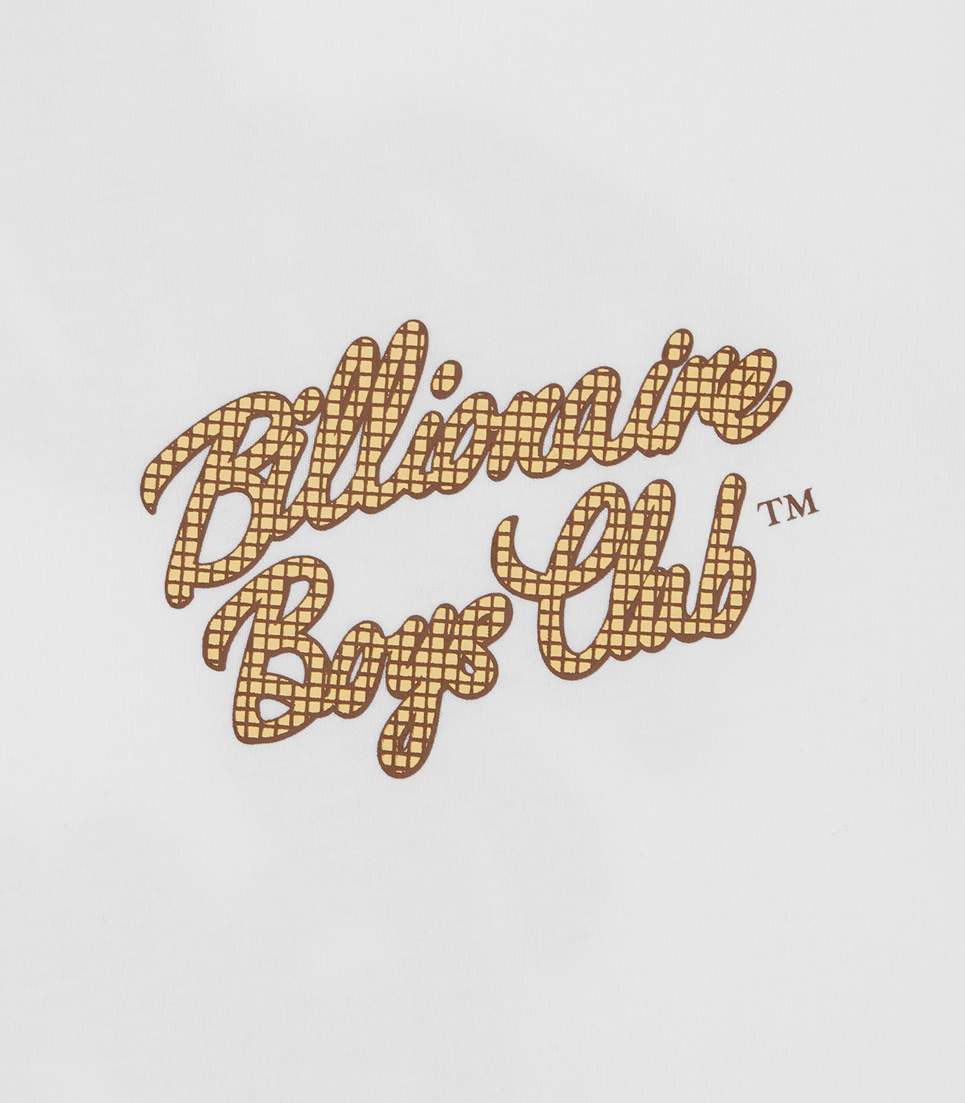 Détail du logo script sur t-shirt blanc – design épuré RADAR Cannes.