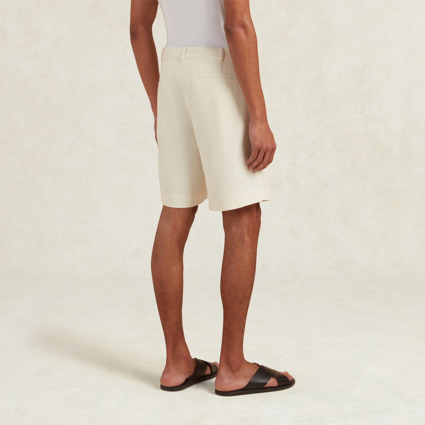 Vue arrière d’un short homme rayé blanc et beige, style estival – Radar Cannes