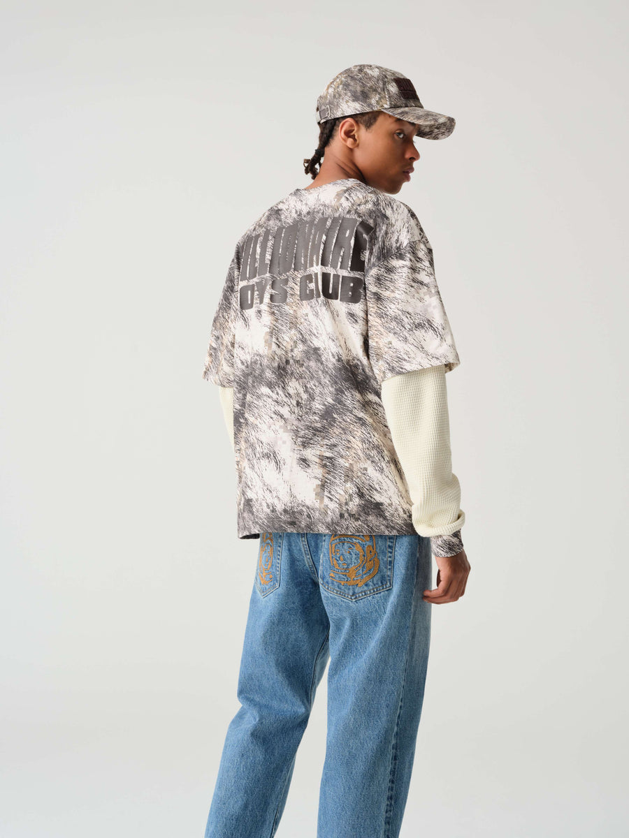 Zoom sur l’imprimé cosmique du pantalon Astro, texture denim travaillée.