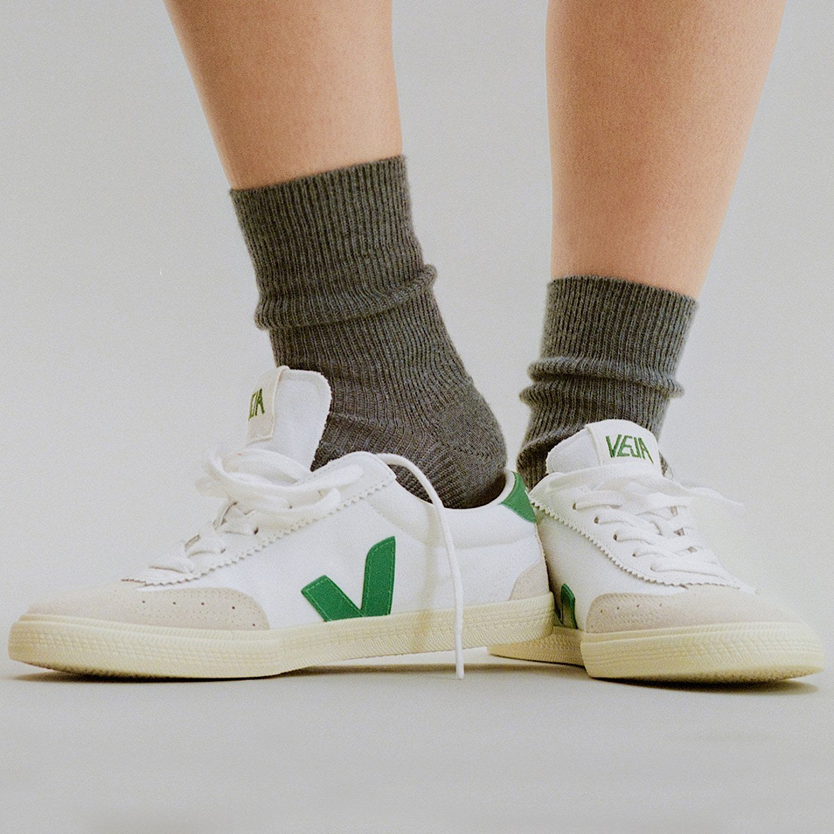 Veja Campo Extra White Desert portées avec tenue casual chic.