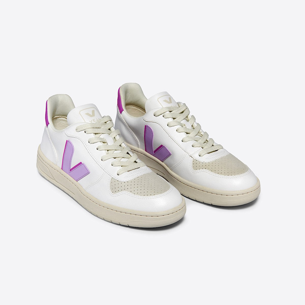 Zoom sur le logo V orchidée de la sneaker Veja V-10.